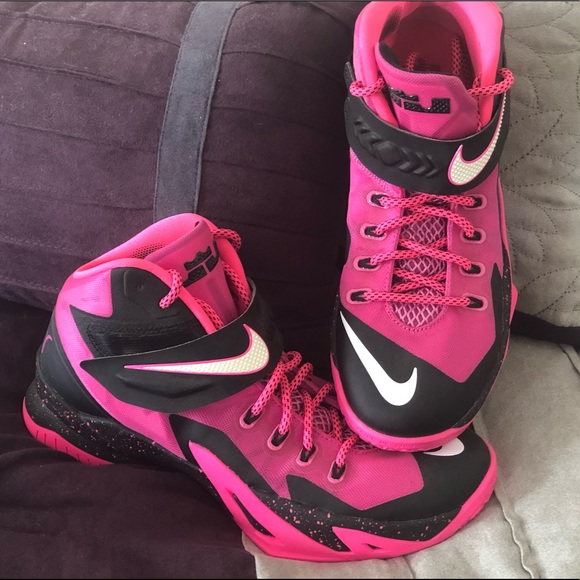 lebron james breast cancer shoes